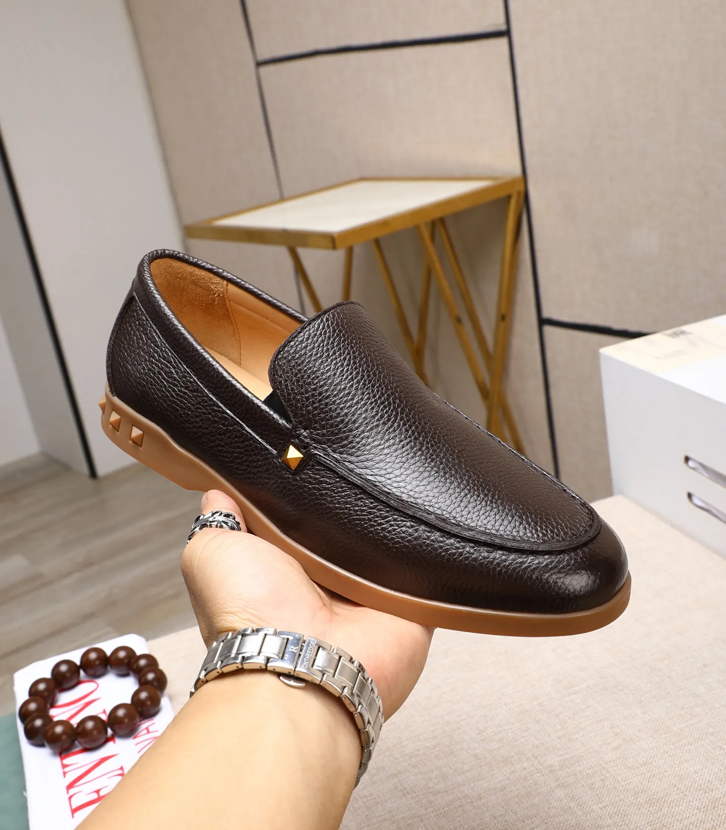 Men's shoes 💰520 [Valentino-Valentino] High-quality boutique men's shoes. The same style as the celebrities, original and authentic.✅ Made of imported cowhide + original apricot cowhide lining. The French luxury model is priced at 14,080 Swiss francs. It is also a Paris Fashion Week catwalk model. A brand can be deeply rooted in your heart, and a pair of shoes can make you linger. What you wear is not only noble, but also an aura. 👻Standard 38-45